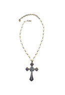 Colar de crucifixo Wendy de pérolas e pingente ouro velho