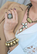 Colar Ester ouro velho com crucifixo de perolas e pedras black diamond