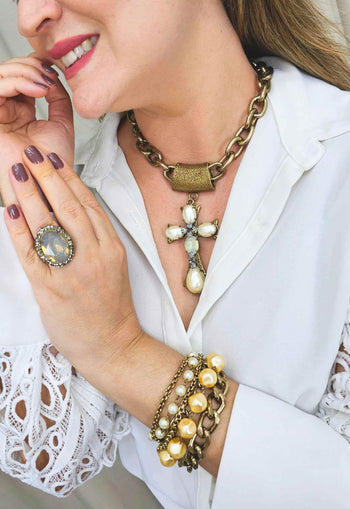 Colar Ester ouro velho com crucifixo de perolas e pedras black diamond