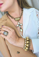 Colar Ester ouro velho com crucifixo de perolas e pedras black diamond