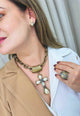 Colar Ester ouro velho com crucifixo de perolas e pedras black diamond