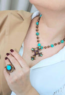 Colar Madeline Turquesa de crucifixo com pedras marrom e ametista
