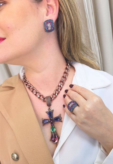Colar Ester: Religioso com Crucifixo de Pedras Coloridas e Corrente no Vintage | Toque de Cor
