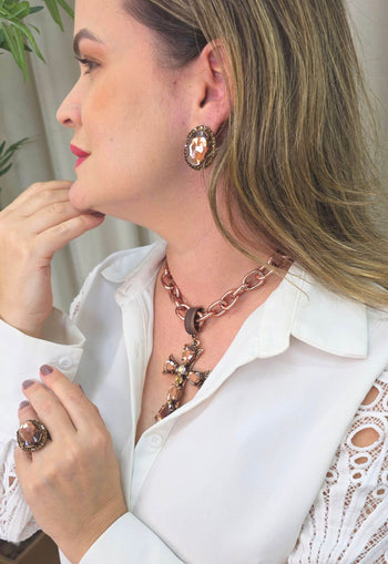 Colar Ester Marrom Smoked com pignente de cruz banhado no vintage