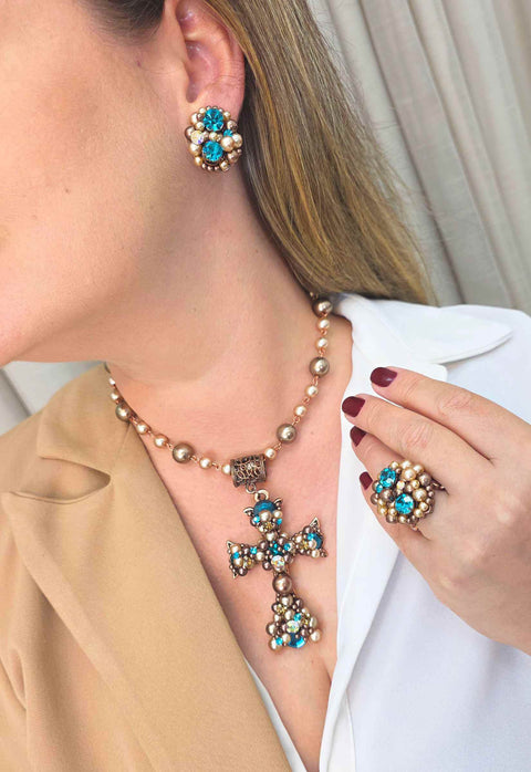 Maxi colar Ravi de crucifixo com perolas vintages e azuis