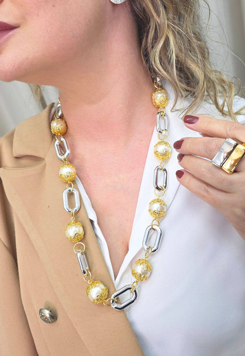 Colar Singular clássico de perolas com detalhes em dourado e elos prata