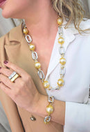 Colar Singular clássico de perolas com detalhes em dourado e elos prata