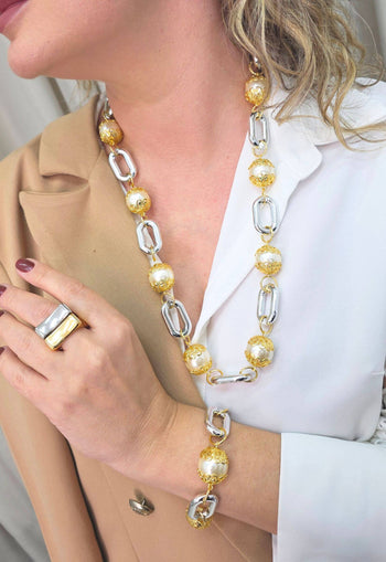 Colar Singular clássico de perolas com detalhes em dourado e elos prata
