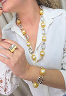 Colar Singular clássico de perolas com detalhes em dourado e elos prata