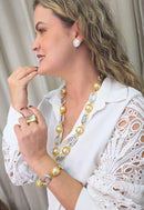 Colar Singular clássico de perolas com detalhes em dourado e elos prata