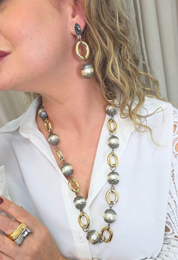 Colar Singular clássico de perolas com detalhes em onix e elos dourados