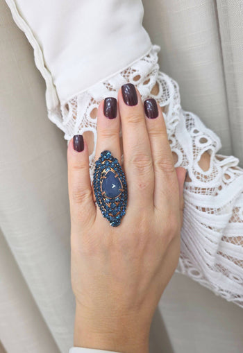 Maxi Anel Arlete: Elegante Oval com Pedras Azuis no Vintage | Toque de Sofisticação