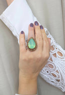 Anel Campos em formato de gota com pedra menta e marrom banhado no vintage