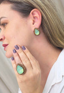 Anel Campos em formato de gota com pedra menta e marrom banhado no vintage