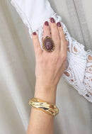 Anel Giorno de resina marrom e strass smoked banhado no dourado