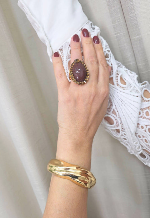 Anel Giorno de resina marrom e strass smoked banhado no dourado