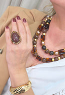 Anel Giorno de resina marrom e strass smoked banhado no dourado
