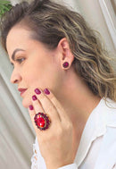 Anel Kalani Oval com pedras vermelhas banhado no dourado