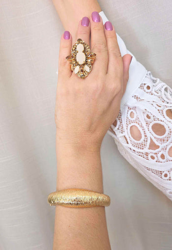 Maxi Anel Daniela: Oval com Mix de Pedras no Dourado | Sahara Acessórios
