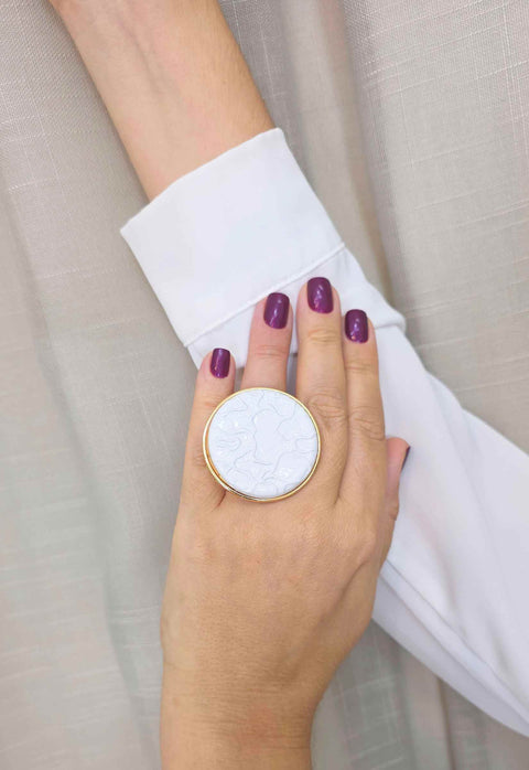 Maxi Anel Claudiane: Metal Redondo Esmaltado Branco no Dourado | Destaque no seu Look