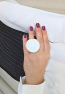 Maxi Anel Claudiane: Metal Redondo Esmaltado Branco no Dourado | Destaque no seu Look