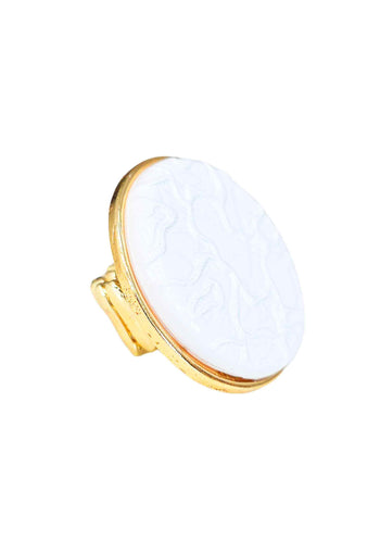 Maxi Anel Claudiane: Metal Redondo Esmaltado Branco no Dourado | Destaque no seu Look