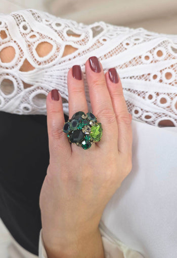 Anel Pilar com pedras verdes banhado no ouro velho