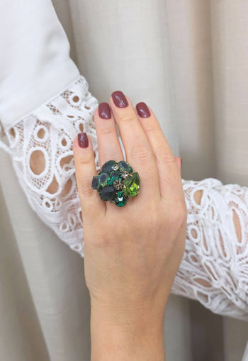 Anel Pilar com pedras verdes banhado no ouro velho