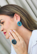 Anel Propósito oval com pedras verdes e azuis banhado no vintage