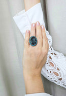 Anel Propósito oval com pedras verdes e azuis banhado no vintage