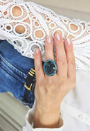 Anel Propósito oval com pedras verdes e azuis banhado no vintage