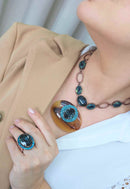 Anel Propósito oval com pedras verdes e azuis banhado no vintage