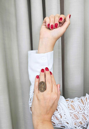 Anel Sintonia oval com pedras smoked banhado no vintage