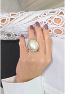 Anel Gobi oval de perolas com strass cristal banhado no prata