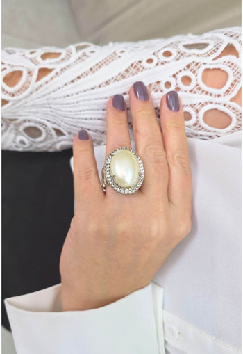 Anel Gobi oval de perolas com strass cristal banhado no prata