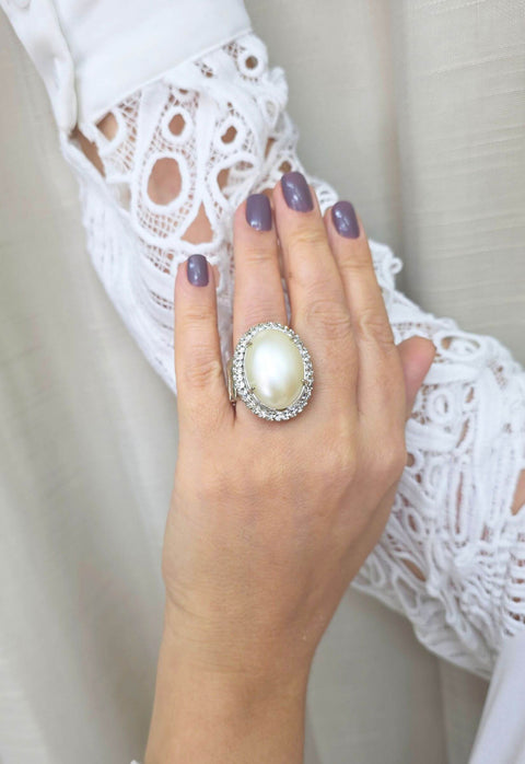 Anel Gobi oval de perolas com strass cristal banhado no prata
