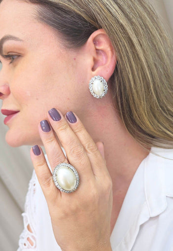 Anel Gobi oval de perolas com strass cristal banhado no prata
