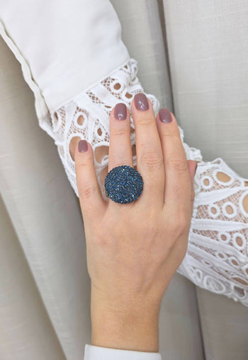 Anel Dandara redondo com strass azul banhado no ouro velho