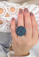 Anel Dandara redondo com strass azul banhado no ouro velho