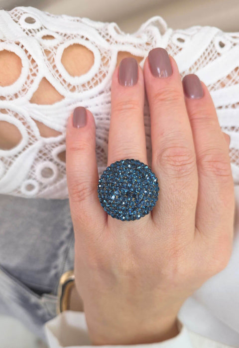 Anel Dandara redondo com strass azul banhado no ouro velho