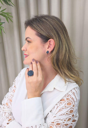 Anel Dandara redondo com strass azul banhado no ouro velho