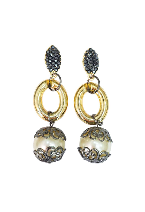 Brinco Singular clássico de perolas com detalhes em onix e elos dourados