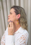 Brinco Castro de resinas marrom banhado no dourado