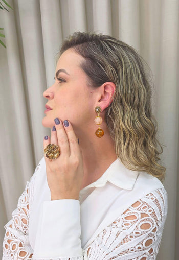 Brinco Fiorin com mix de resinas e detalhes em dourado