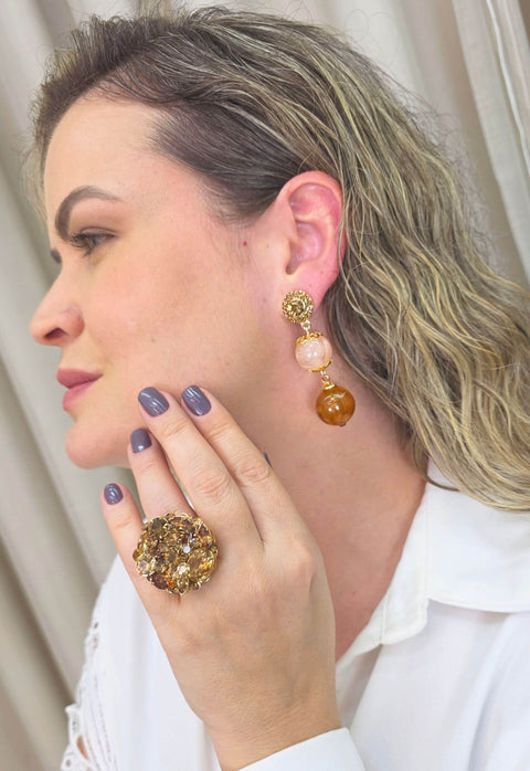 Brinco Fiorin com mix de resinas e detalhes em dourado