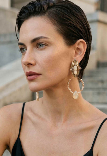 Maxi Brinco Daniela: Argola com Gotas e Pedras no Dourado | Sahara Acessórios