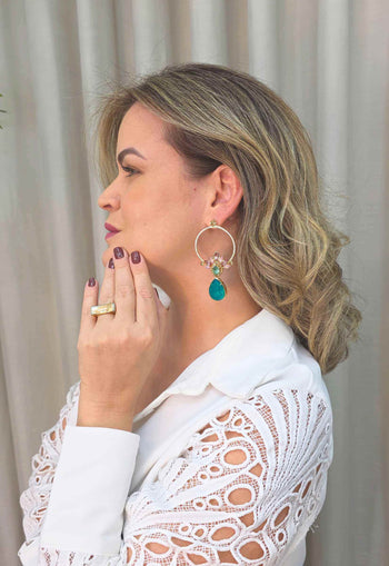 Brinco Eduarda: Argola Moderna com Pingente e Pedras Coloridas no Dourado | Toque de Cor