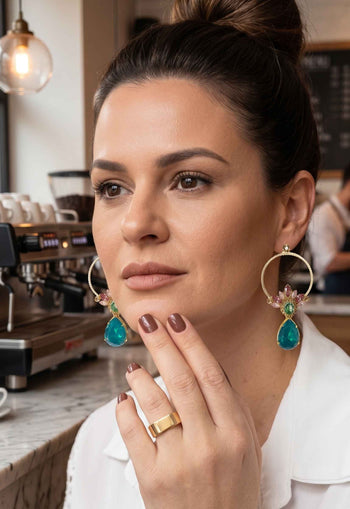 Brinco Eduarda: Argola Moderna com Pingente e Pedras Coloridas no Dourado | Toque de Cor
