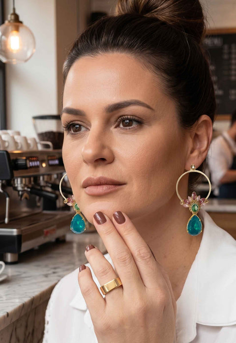 Brinco Eduarda: Argola Moderna com Pingente e Pedras Coloridas no Dourado | Toque de Cor