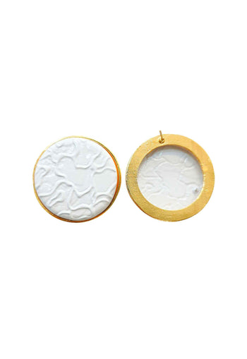 Brinco Claudiane: Metal Redondo Esmaltado Branco no Dourado | Peça Exclusiva